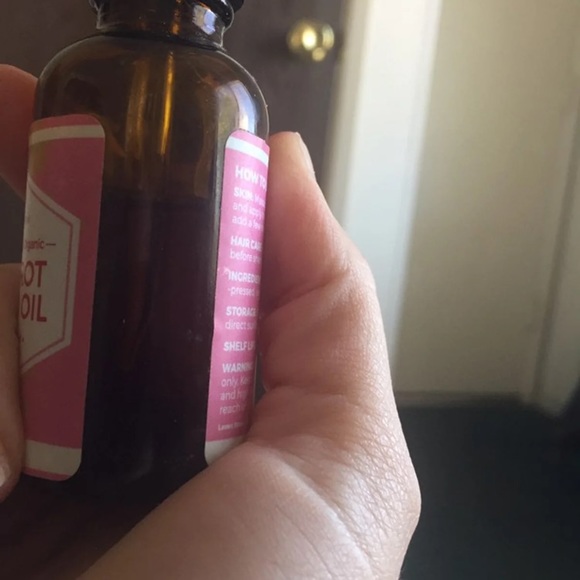 Leven Rose Carrot Seed Oil - Picture 3 of 4